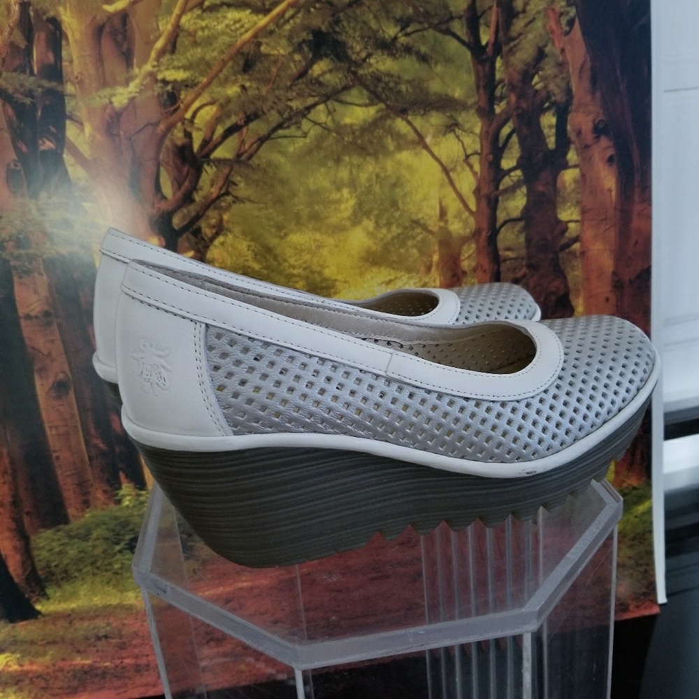 BRAND NEW WOMAN FLY LONDON WEDGE  SHOES